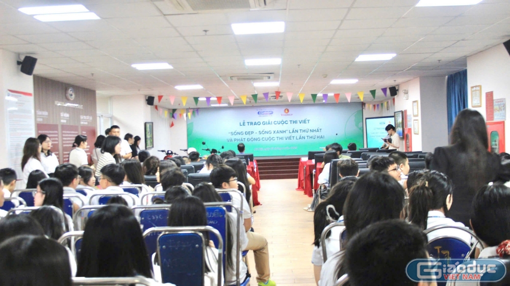 Trao giải Cuộc thi viết 