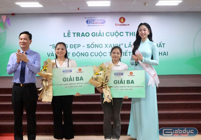 Trao giải Cuộc thi viết 