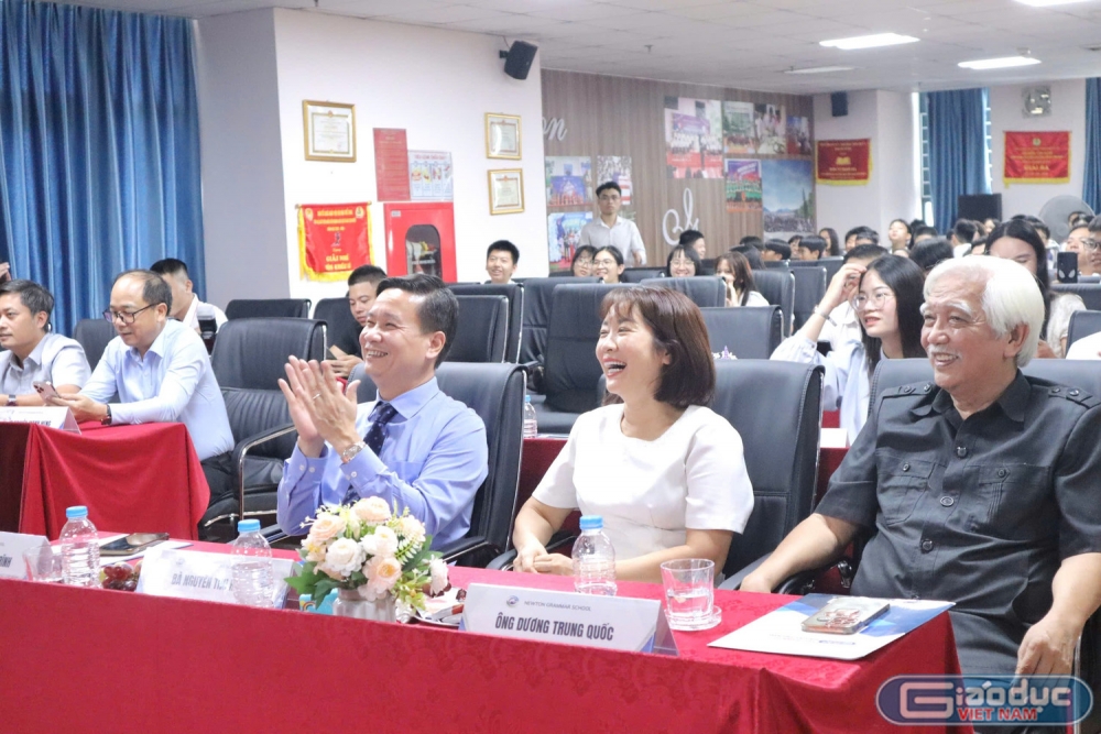 Trao giải Cuộc thi viết "Sống đẹp - Sống xanh"