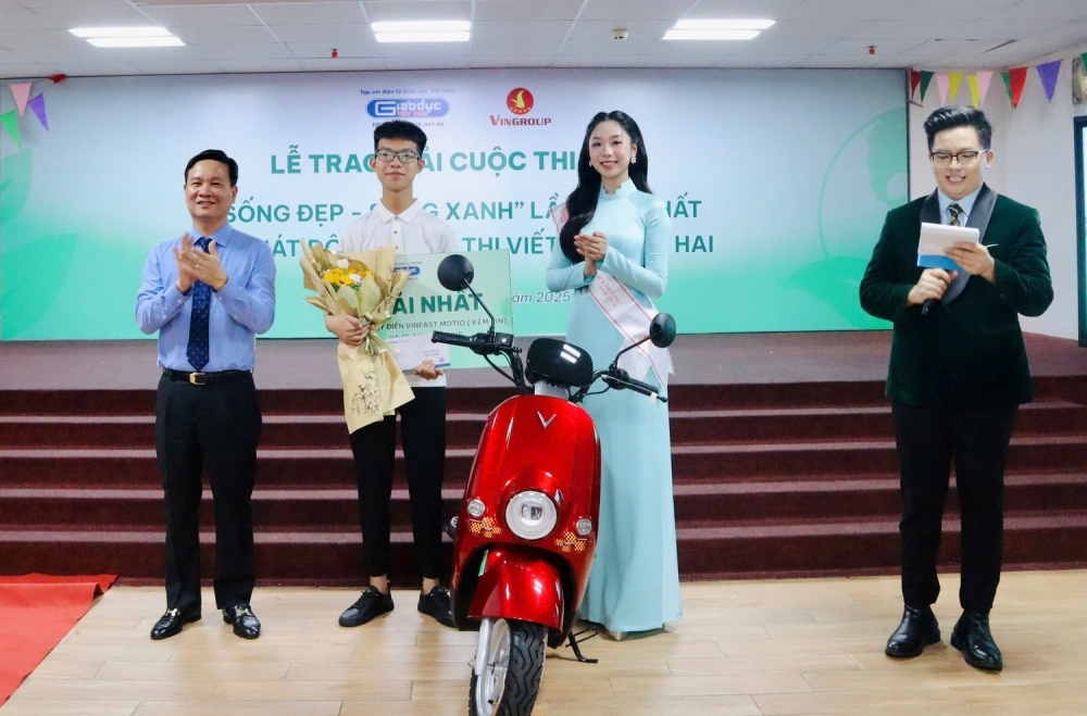 Trao giải Cuộc thi viết "Sống đẹp - Sống xanh"