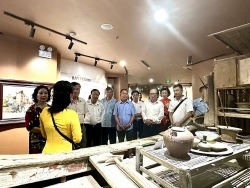 gop suc cho gom bat trang vuon xa