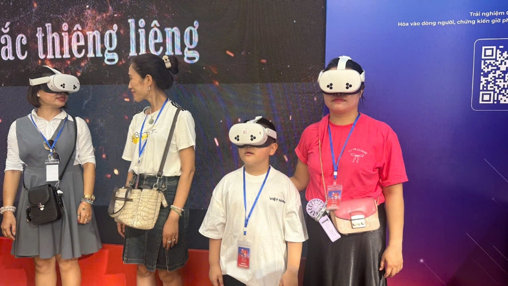 Xúc động khi trở về thời khắc thiêng liêng