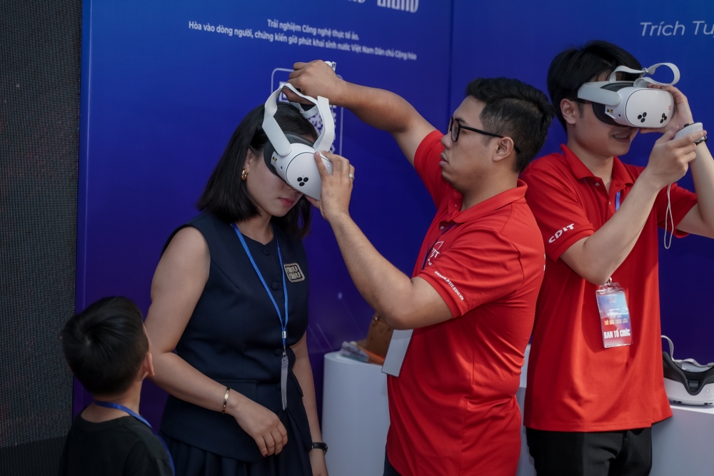 Xúc động và tự hào khi trải nghiệm VR "Trở về thời khắc thiêng liêng"