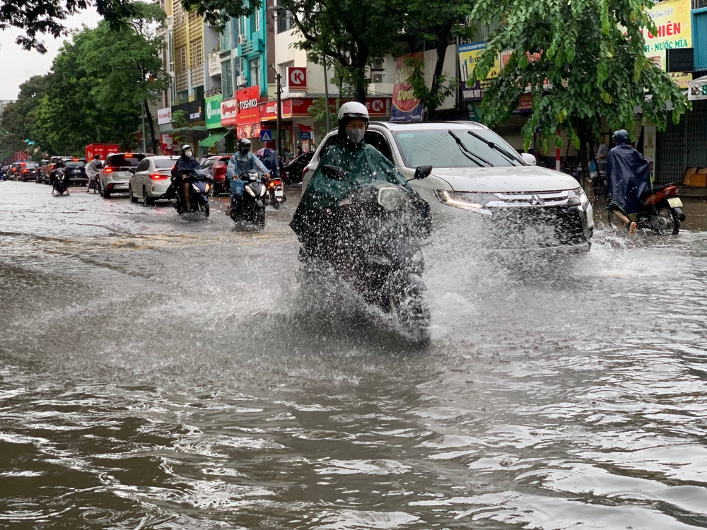 Hàng loạt trường học ở Hà Nội cho học sinh nghỉ học do mưa ngập