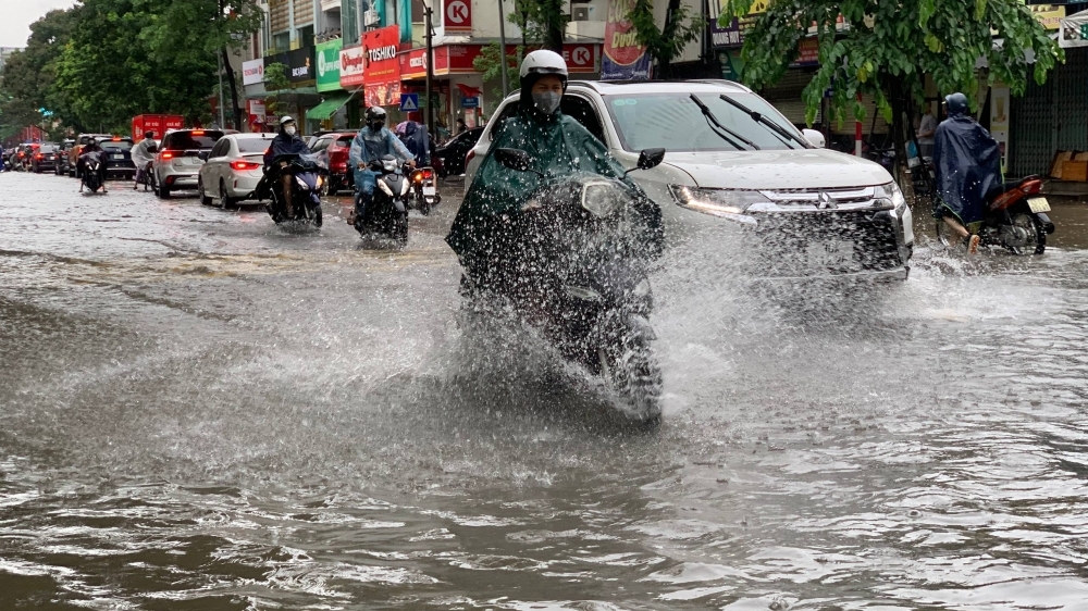 Hàng loạt trường học ở Hà Nội cho học sinh nghỉ học do mưa ngập