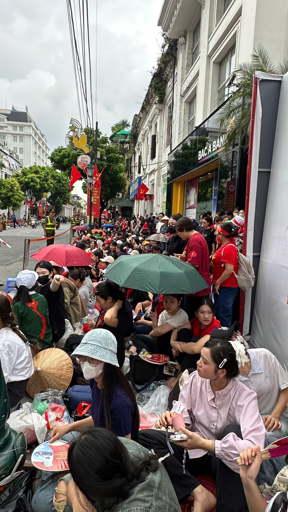 Người dân náo nức xem sơ duyệt diễu binh, diễu hành