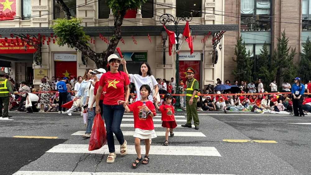 Người dân náo nức xem sơ duyệt diễu binh, diễu hành