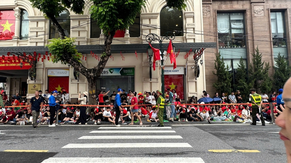 Người dân náo nức xem sơ duyệt diễu binh, diễu hành