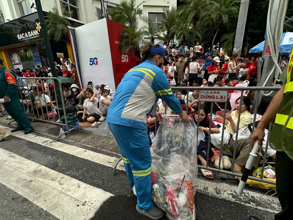 Người dân náo nức xem sơ duyệt diễu binh, diễu hành