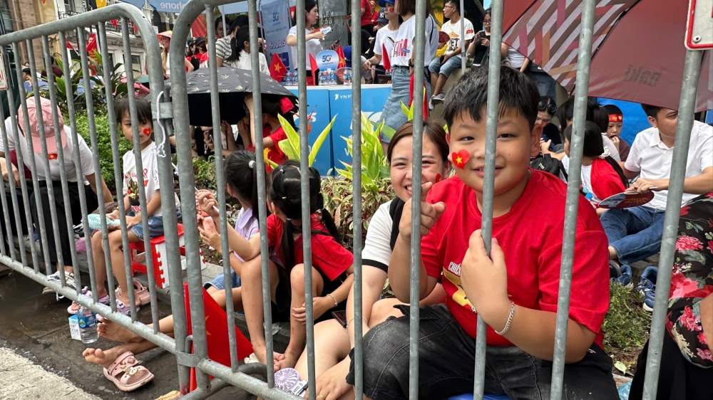 Người dân náo nức xem sơ duyệt diễu binh, diễu hành