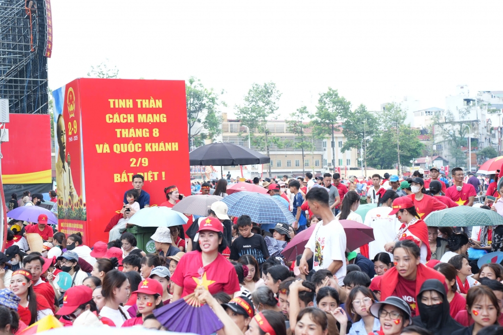 Người dân náo nức xem sơ duyệt diễu binh, diễu hành