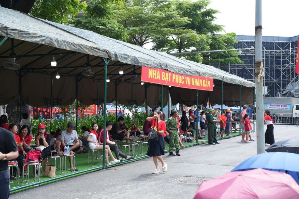 Người dân náo nức xem sơ duyệt diễu binh, diễu hành