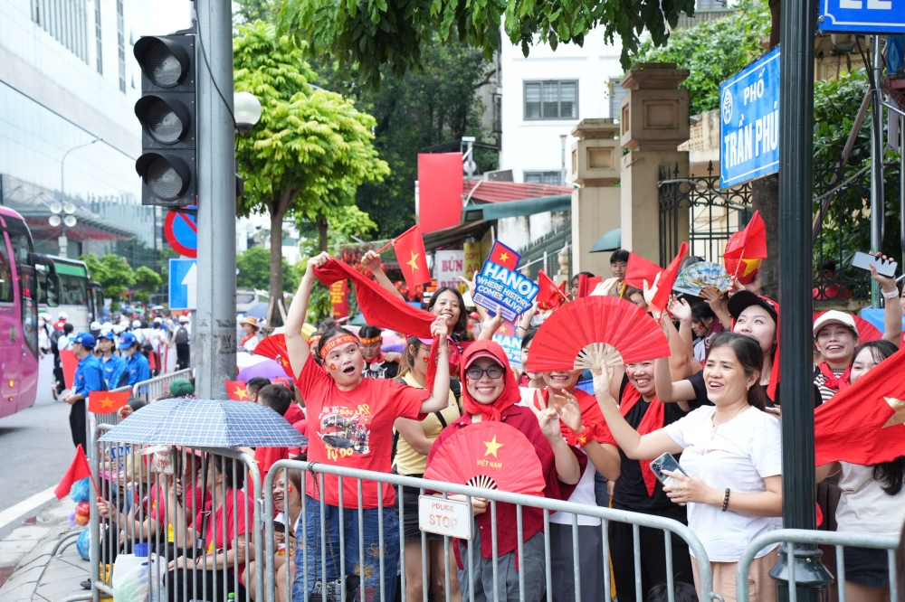 Người dân náo nức xem sơ duyệt diễu binh, diễu hành