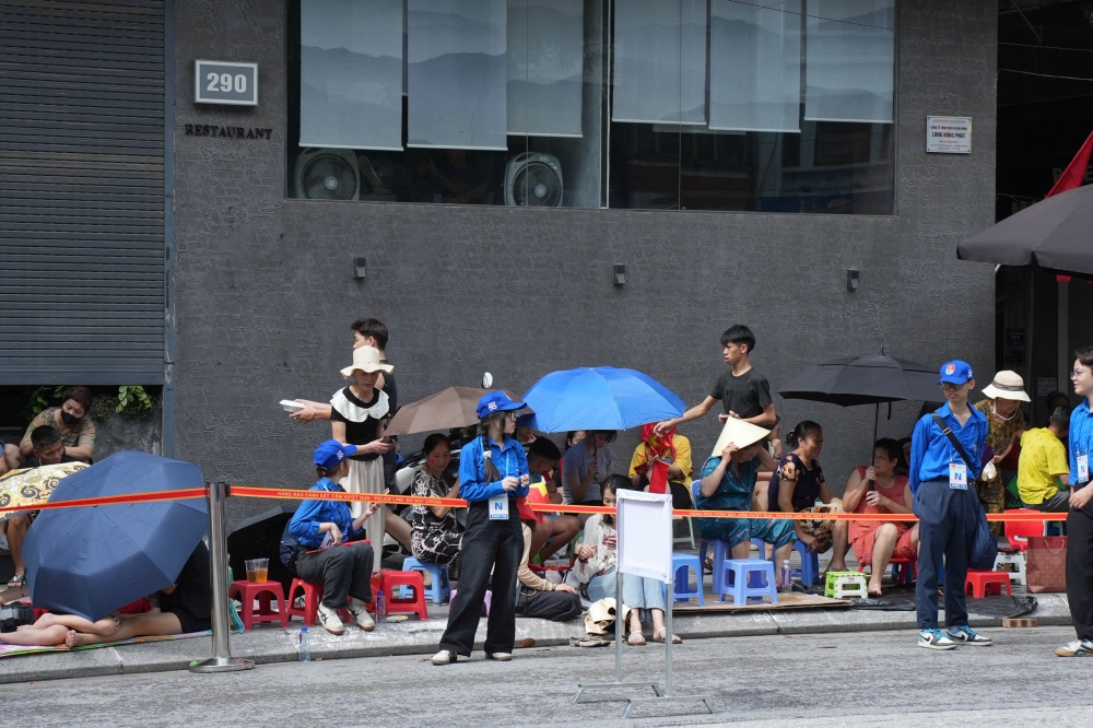 Người dân náo nức xem sơ duyệt diễu binh, diễu hành