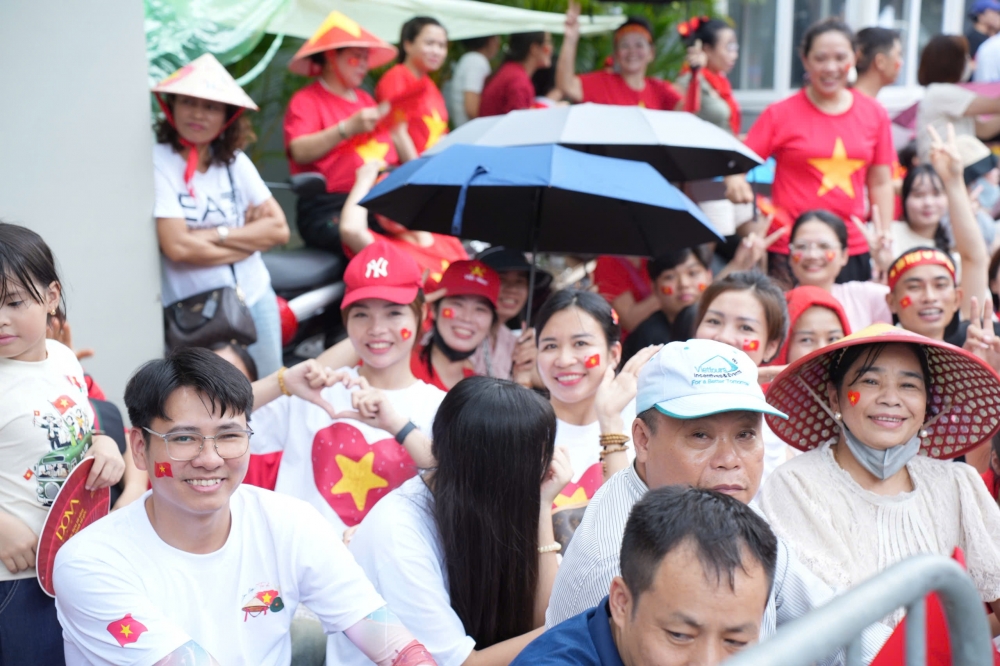 Người dân náo nức xem sơ duyệt diễu binh, diễu hành