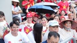 Người dân náo nức xem sơ duyệt diễu binh, diễu hành