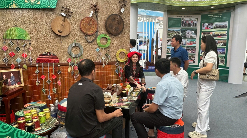 Du khách trải nghiệm nhiều hoạt động thú vị tại triển lãm thành tựu đất nước 80 năm