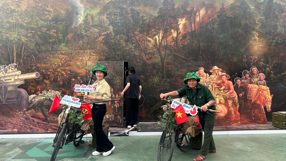 Du khách trải nghiệm nhiều hoạt động thú vị tại triển lãm thành tựu đất nước 80 năm