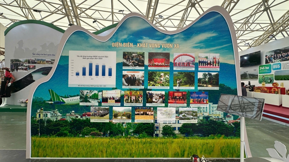 Du khách trải nghiệm nhiều hoạt động thú vị tại triển lãm thành tựu đất nước 80 năm