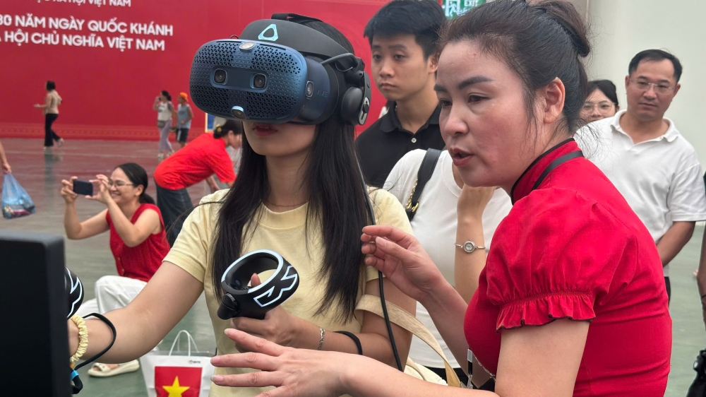 Du khách trải nghiệm nhiều hoạt động thú vị tại triển lãm thành tựu đất nước 80 năm