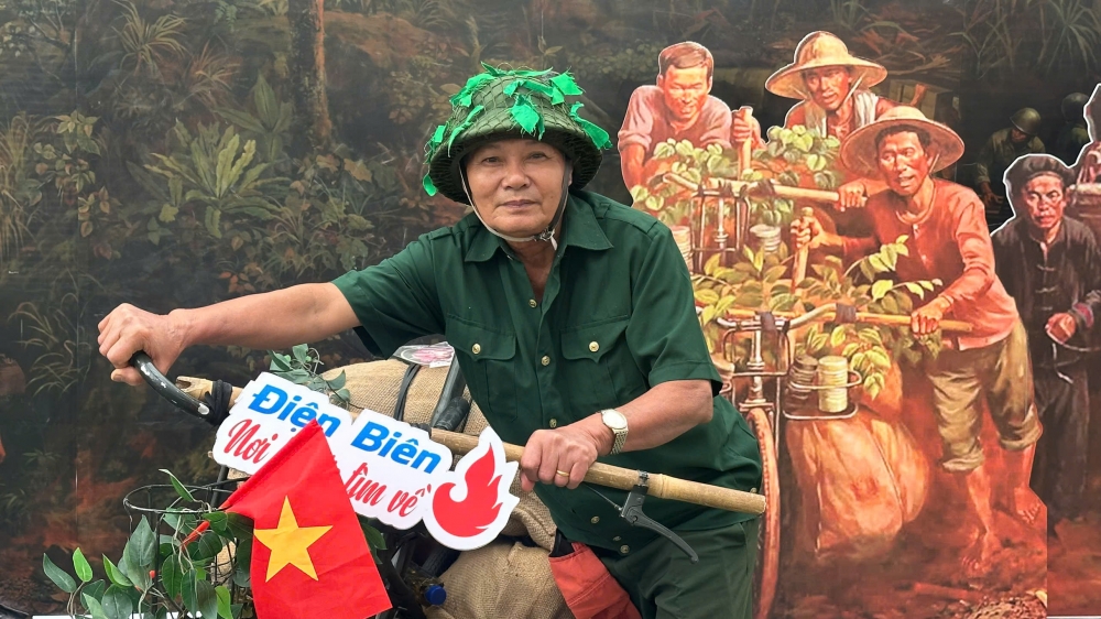 Du khách trải nghiệm nhiều hoạt động thú vị tại triển lãm thành tựu đất nước 80 năm