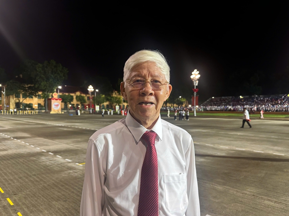 Người dân thao thức không ngủ, náo nức đi xem lễ tổng duyệt diễu binh, diễu hành