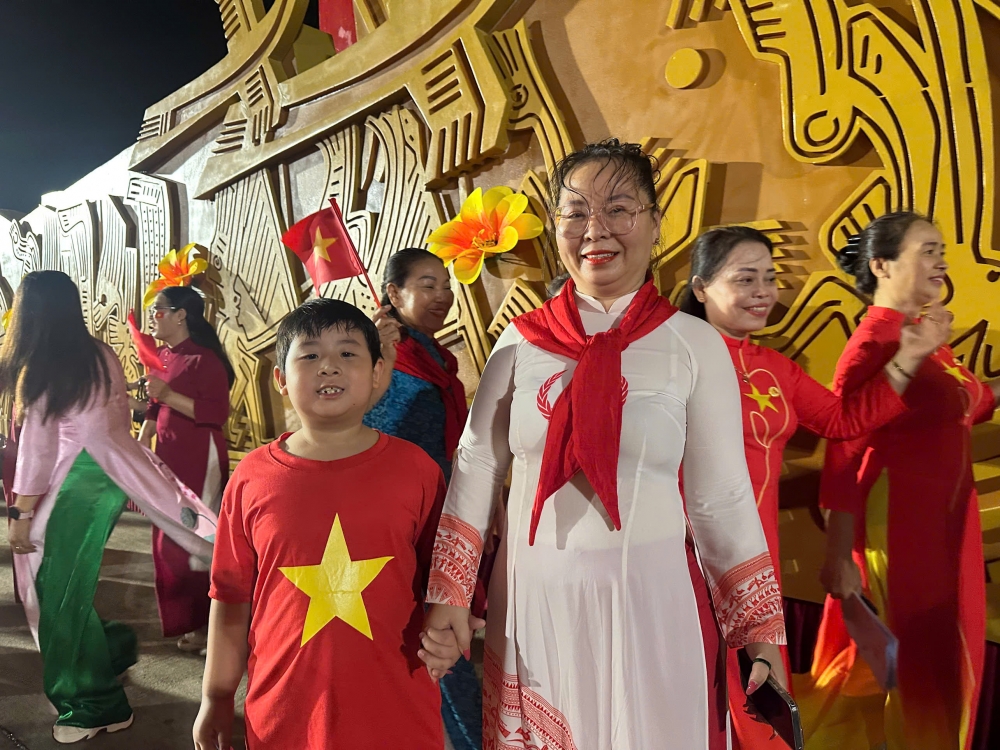 Người dân thao thức không ngủ, náo nức đi xem lễ tổng duyệt diễu binh, diễu hành