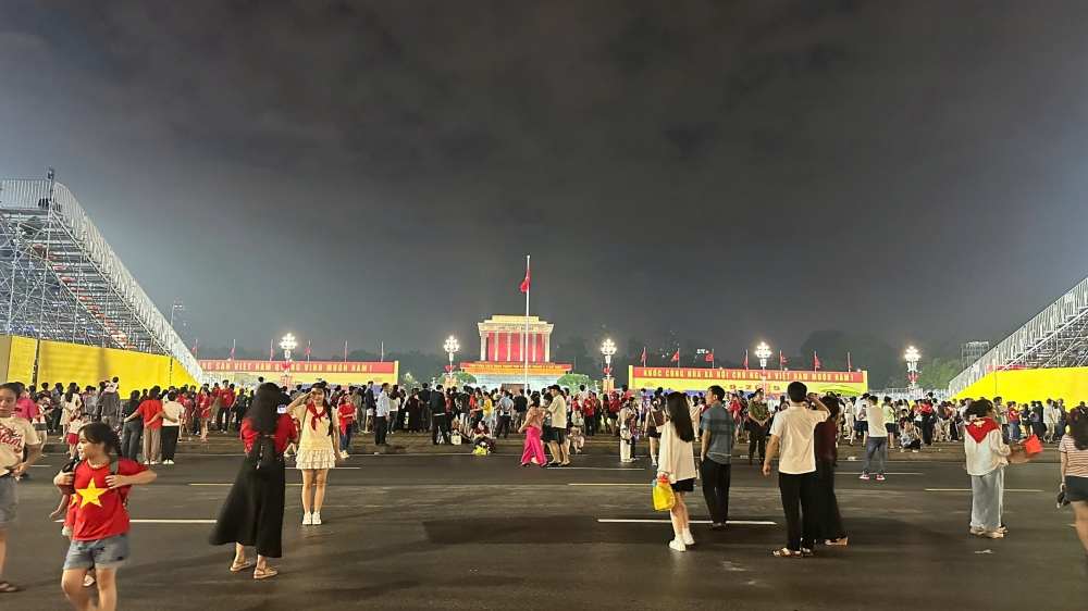 Người dân thao thức không ngủ, náo nức đi xem lễ tổng duyệt diễu binh, diễu hành