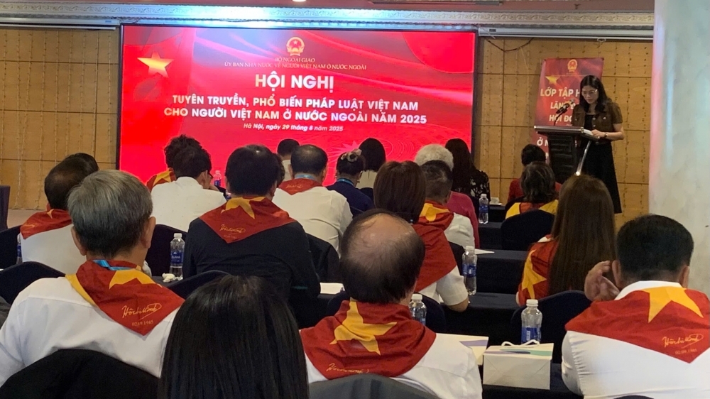 Tuyên truyền, phổ biến pháp luật cho người Việt Nam ở nước ngoài