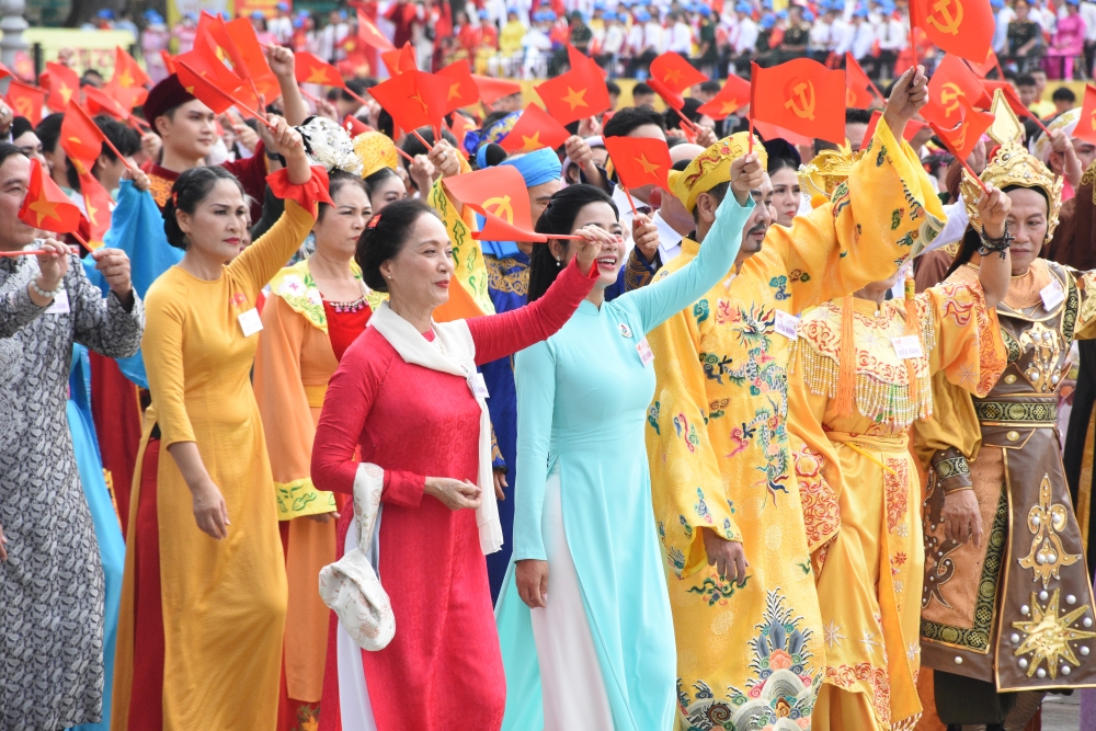 Đen Vâu, Hoàng Thùy Linh nổi bật trong lễ tổng duyệt diễu binh, diễu hành