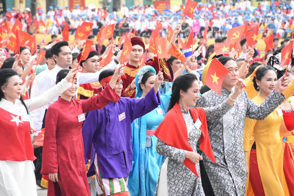 Đen Vâu, Hoàng Thùy Linh nổi bật trong lễ tổng duyệt diễu binh, diễu hành