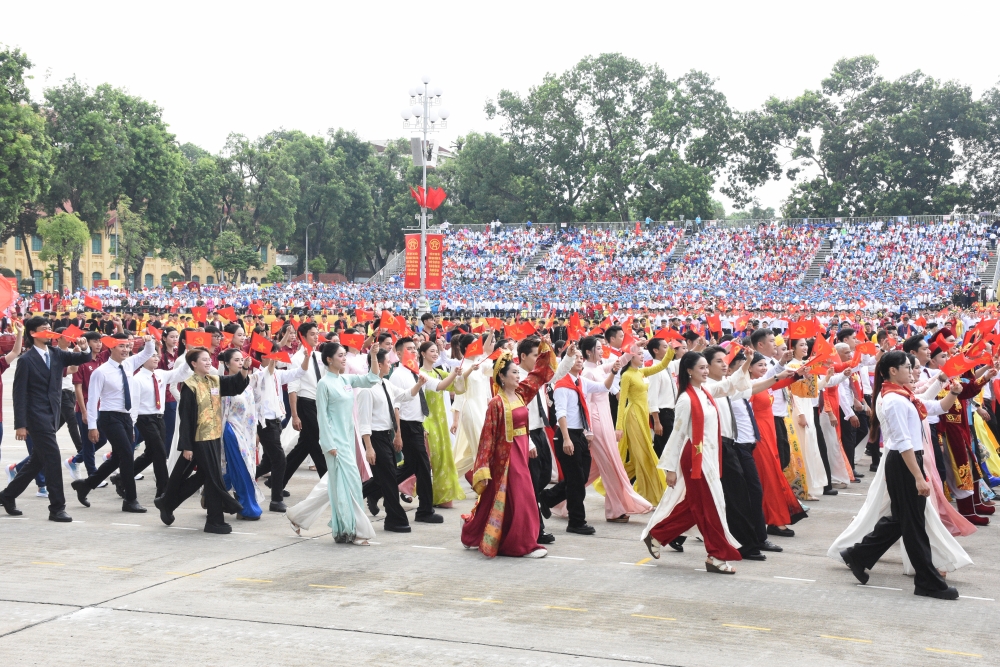 Đen Vâu, Hoàng Thùy Linh nổi bật trong lễ tổng duyệt diễu binh, diễu hành