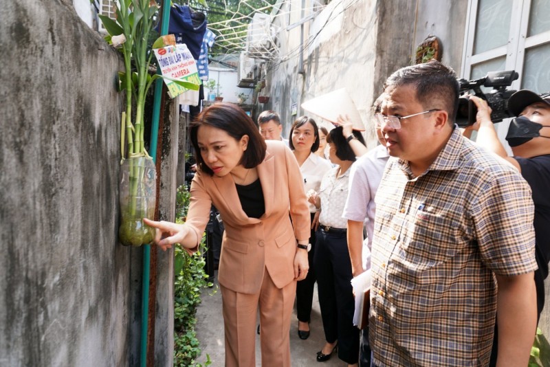 Phó Chủ tịch UBND thành phố Hà Nội Vũ Thu Hà kiểm tra các dụng cụ chứa nước có bọ gậy