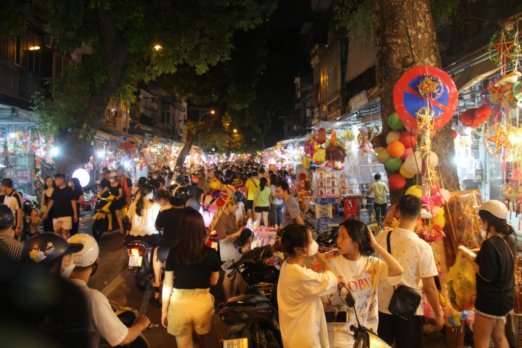 Đến thời điểm cận Tết Trung thu nhiều con phố ở Hà Nội, đặc biệt là phố Hàng Mã, Hàng Gai,... được trang hoàng đẹp mắt để phục vụ nhu cầu mua sắm, chụp ảnh của nhiều bạn trẻ