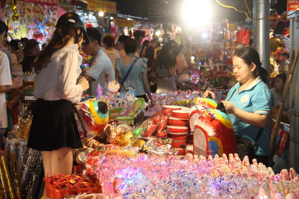 Khu vực được giới trẻ, du khách và người dân ghé thăm nhiều nhất là khu bán những mặt hàng đồ chơi Trung thu truyền thống như lồng đèn, mặt nạ, trống, đầu lân,...