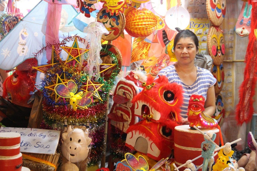 Theo chia sẻ của chị Hà Trang - chủ cửa hàng kinh doanh tại phố Hàng Mã, các sản phẩm đồ chơi truyền thống được sản xuất tại Việt Nam chiếm khoảng 60%, 40% còn lại là hàng nhập ngoại. “Năm nay giá cả không có nhiều biến động so với năm trước. Vì lo kinh tế khó khăn, người dân thắt chặt chi tiêu nên chúng tôi chỉ dám nhập hàng cầm chừng'', chị Hà Trang cho biết.