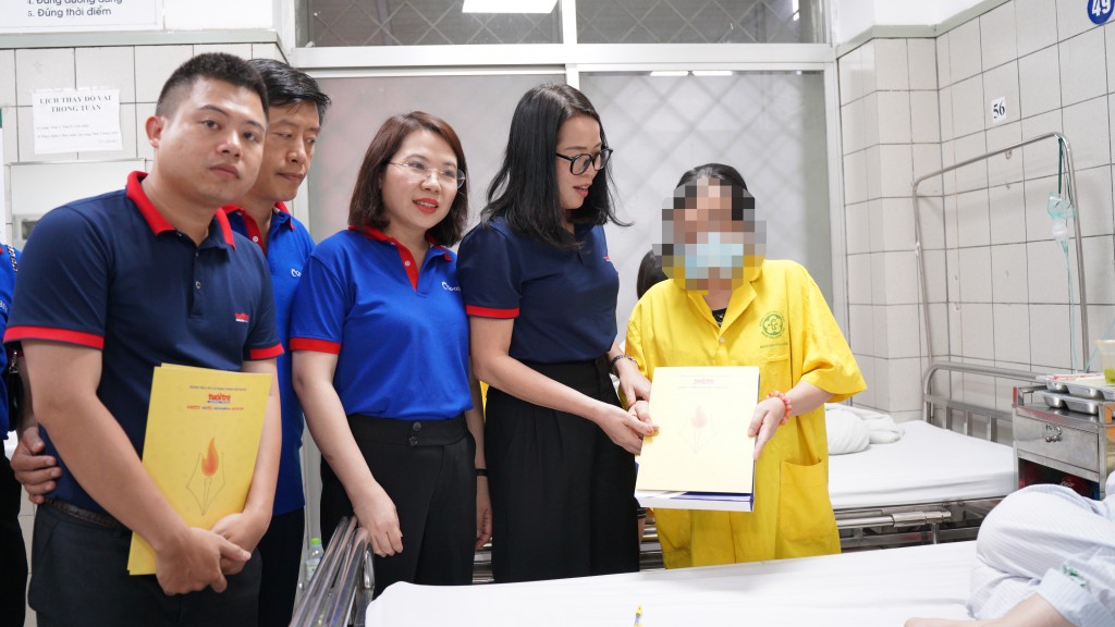 Báo Tuổi trẻ Thủ đô và Ngân hàng Hợp tác xã Việt Nam Co-op Bank tới thăm hỏi và động viên các nạn nhân vụ cháy chung cư mini tại phố Khương Hạ