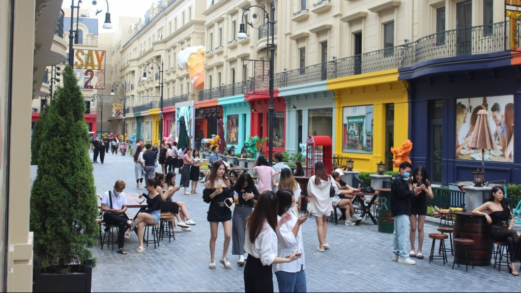 Giới trẻ Hà Nội đổ xô check in phố đi bộ “trời Âu”