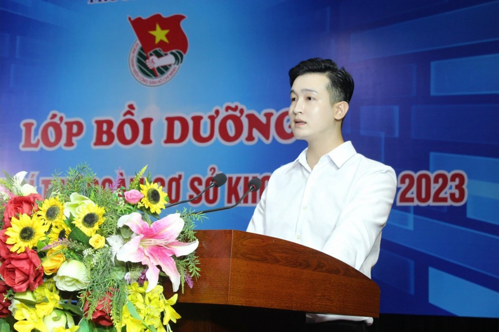 Đồng chí Đào Đức Việt – Phó Bí thư Thành đoàn, Chủ tịch Hội đồng Đội TP Hà Nội phát biểu tại buổi lễ
