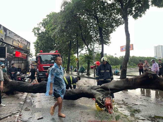 Hà Nội: Vận hành khẩn cấp 6/6 trạm bơm để tiêu nước