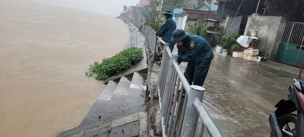 Dân vùng ven sông Đuống vất vả “chạy lũ”