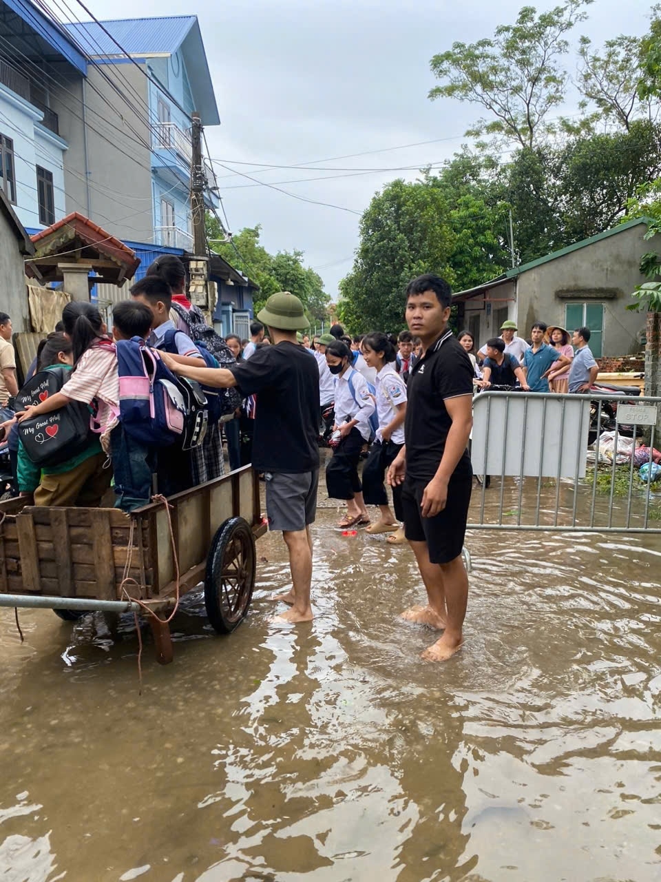 Huyện Thạch Thất: Học sinh được đưa đón đi học bằng thuyền