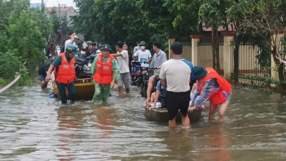 Huyện Thạch Thất: Học sinh được đưa đón đi học bằng thuyền