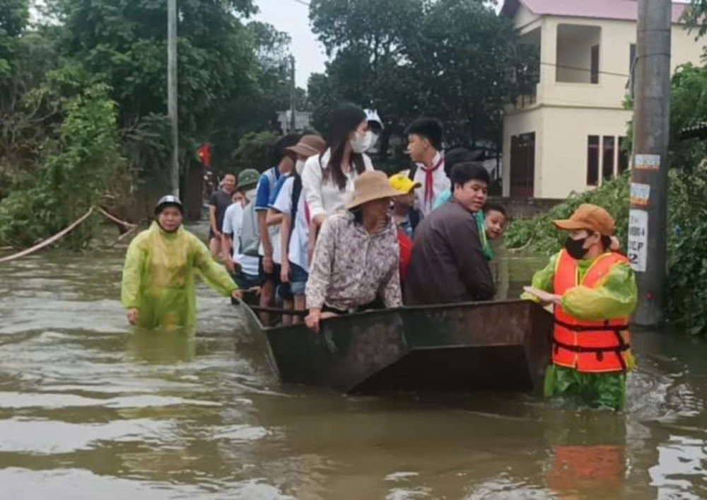 Huyện Thạch Thất: Học sinh được đưa đón đi học bằng thuyền