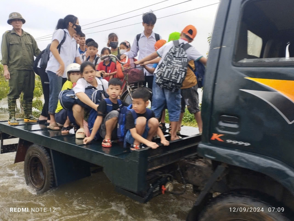 Huyện Thạch Thất: Học sinh được đưa đón đi học bằng thuyền