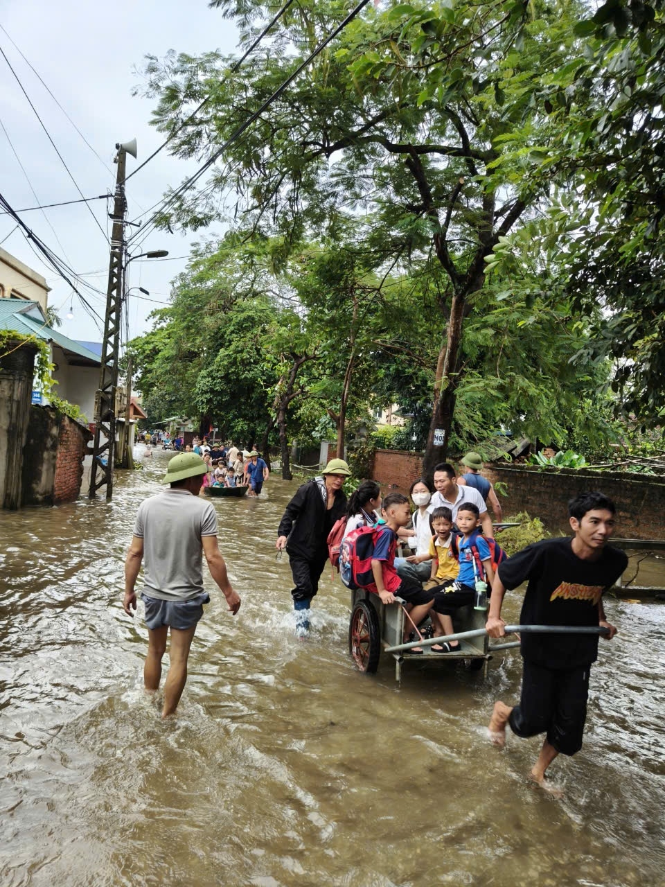 Huyện Thạch Thất: Học sinh được đưa đón đi học bằng thuyền