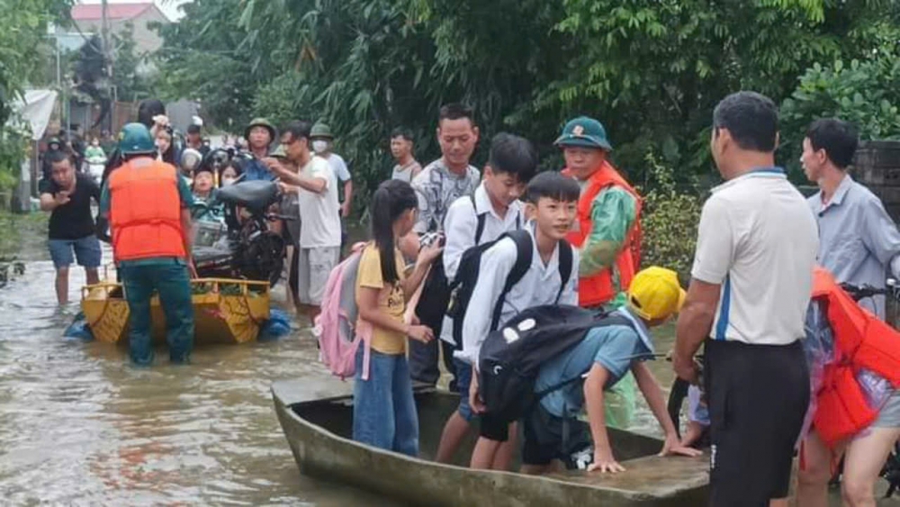 Huyện Thạch Thất: Học sinh được đưa đón đi học bằng thuyền