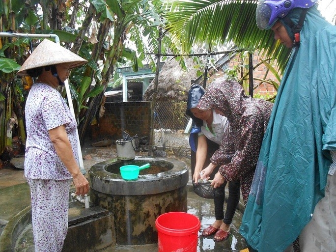 Cán bộ, nhân viên ngành Y tế Thủ đô tích cực vệ sinh môi trường sau bão