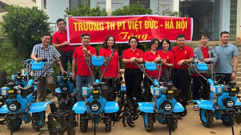 Thầy trò THPT Việt Đức chia sẻ yêu thương với đồng bào vùng lũ