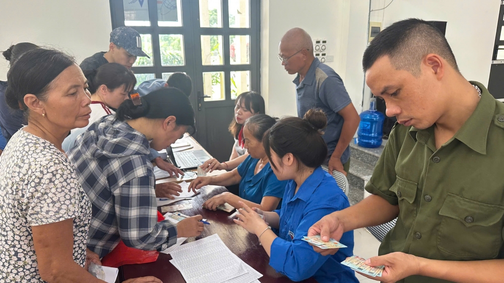 Người dân vui mừng nhận quà Tết Độc lập